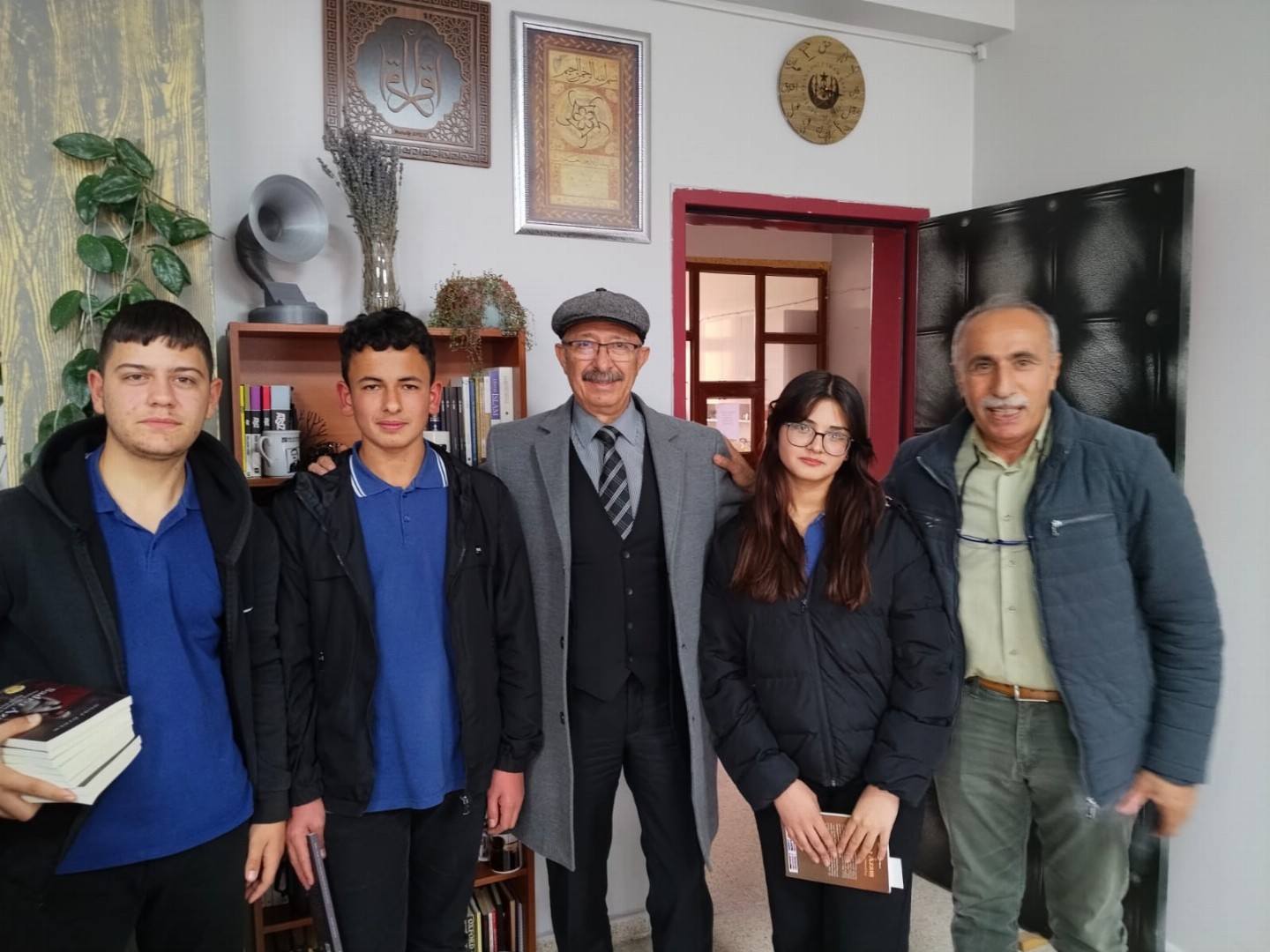   AVANOS ve DERİNKUYU MİLLİ EĞİTİM MÜDÜRLÜKLERİ İLE KOÇAK MOBİLYA ARASINDA YAPILAN İŞ BİRLİĞİ NETİCRSİNDE OKULLARA KİTAP BAĞIŞI YAPILDI