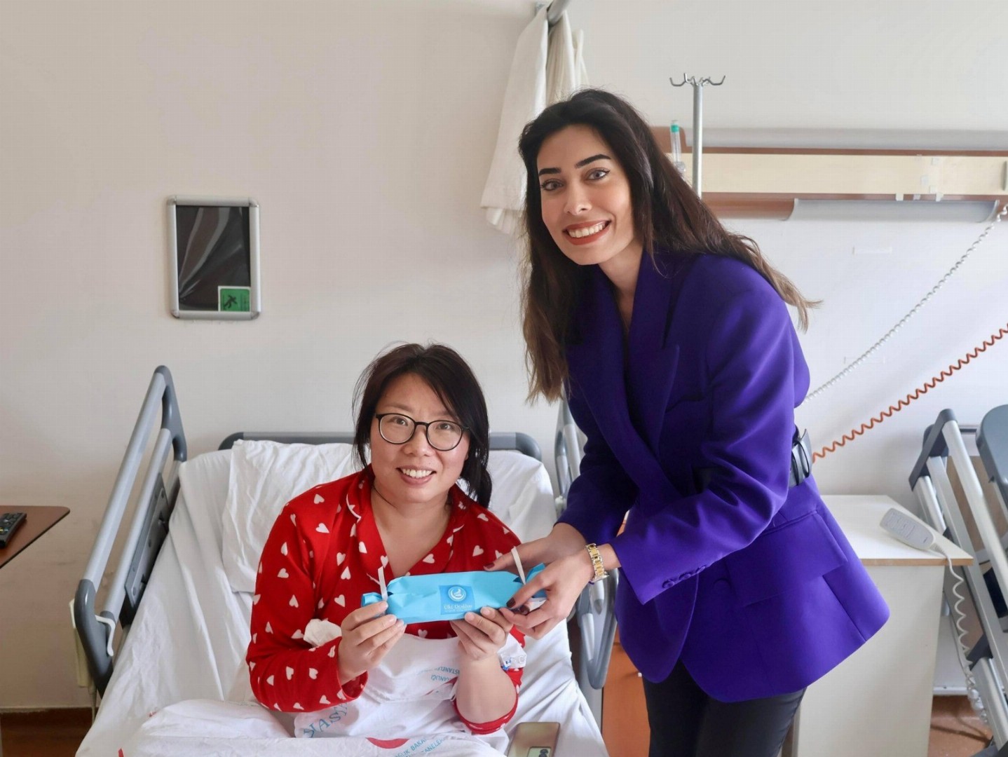 Hastalara sevindiren ziyaret