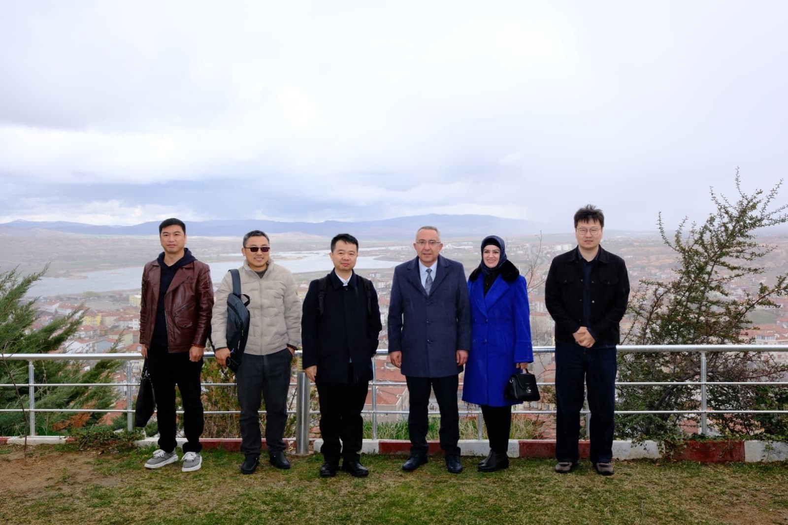 Ziyaret kapsamında heyeti makamında da ağırlayan Başkanımız, kendilerine hediyelerini takdim etti. ?