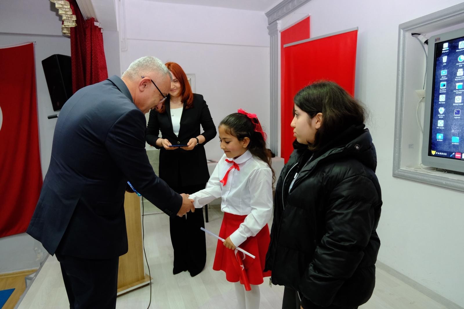 Şehit Hamide Sibel Çetinkaya Anadolu Lisesi’nde 23 Nisan Ulusal Egemenlik ve Çocuk Bayramı, bu yıl sade bir programla gerçekleştirildi.